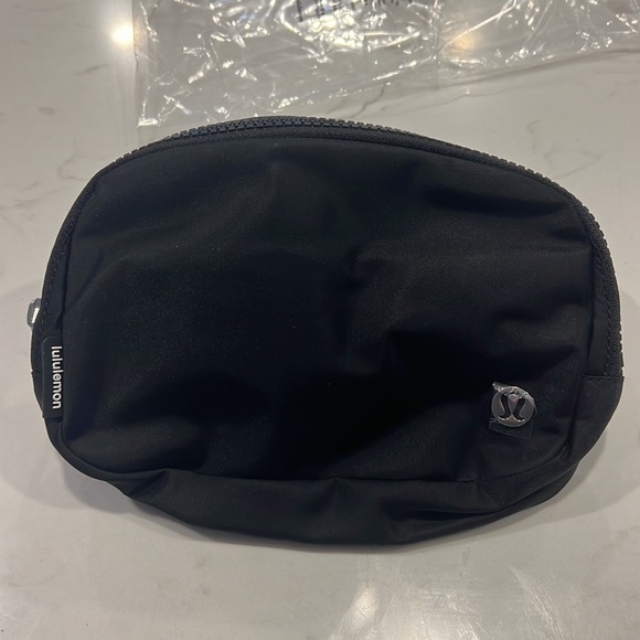 BNWT Lululemon Everywhere Belt Bag Black 1 Litre - Picture 9 of 10